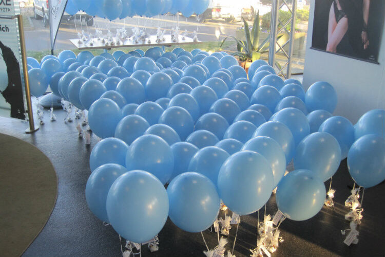 Als Giwe-Away gab es für die Damen eine am Luftballon befestigte Praline samt Internetlink zum sofort abrufbaren digitalen Fotoalbum. (Foto: Auto Saxe)