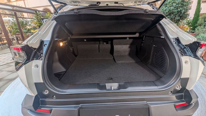 Der Kofferraum schluckt mit hochgeklappten Rücksitzlehnen gut 300 Liter. (Bild: Mauritz – VCG)