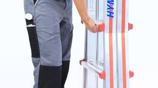 Platzsparend und flexibel: Die Teleskopleiter Telestep von Hymer-Leichtmetallbau lässtsich gut verstauen und bei Bedarf ganz einfach zur Anlegeoder-Stehleiter ausfahren. (Bild: Hymer)