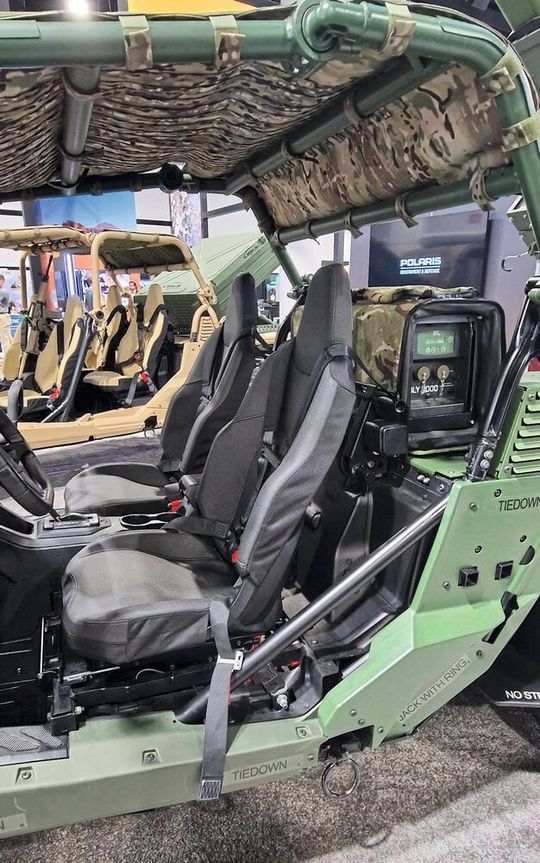 Polaris hat ein taktisches Fahrzeug vorgestellt, das optional mit der Emily 3000 als intergierte Stromversorgung ausgestattet werden kann. (Bild:  SFC Energy AG)