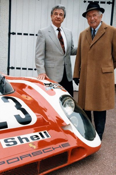 Hans Herrmann zusammen mit Ferry Porsche um 1997 neben einem Porsche 917 KH Coupé mit der Startnummer 23. Mit diesem Fahrzeug feierten Hans Herrmann und Richard Attwood den ersten Gesamtsieg von Porsche in Le Mans. (Bild: Porsche AG)