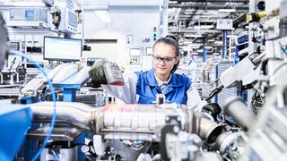 Blick in die Produktion von Abgastechnik am Eberspächer-Standort Neunkirchen. (Bild: Eberspächer)