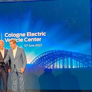 Hoher Besuch in Köln-Niehl: Bundeskanzler Olaf Scholz mit William Clay Ford Jr., Executive Chair Ford Motor Company.(Bild:  Mauritz – VCG)