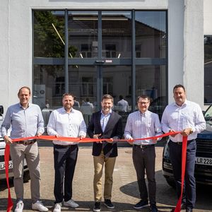 (v. l.) Jan-Kas van der Stelt, Geschäftsführer Jaguar Land Rover Deutschland, Jens Kollenbroich, Leiter Training, Dmitry Kolchanov, Director European Operations, Ivan Bessière, Director European Tech Hub und Christian Egger, Direktor Customer Servic, bei der offiziellen Eröffnung des neuen Essener Technik-Hubs. (Bild:  Catrin Moritz)