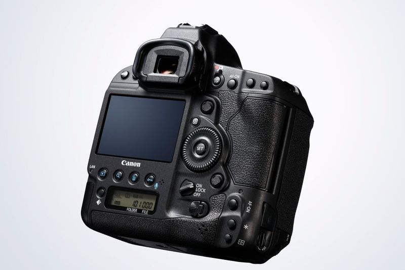 Das neue EOS-Flaggschiff von Canon, die EOS-1D X Mark II, gibt es ab Mai zum Preis von 6.299 Euro.  (Canon)