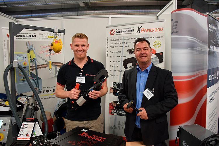 Das modulare Nietsystem Xpress 800 ist immer noch einzigartig am Markt. Das freut Ivica Sablic (li.) und Jürgen Klein von Wieländer & Schill. (Rosenow)