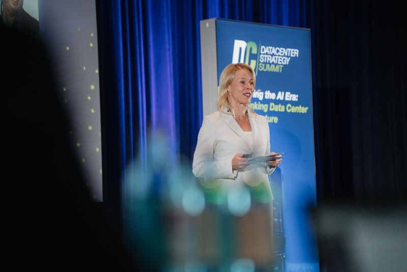 Die Moderation begleitete eine hochwertige Agenda. (Bild: Vogel IT-Akademie)