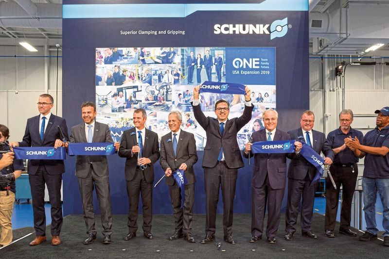 One Team – One Family – One Future: Mit einem Festakt hat Schunk Anfang Mai den Neubau am Standort Morrisville eröffnet. Zusammen mit den Neubauten in Brackenheim-Hausen und Mengen wird Schunk bis Mitte 2020 insgesamt 85 Mio. Euro in seine Standorte investieren. (Schunk)