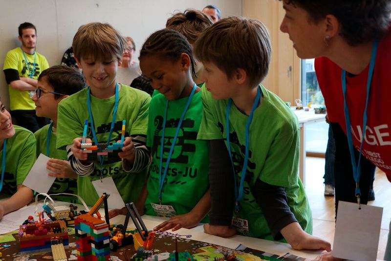 La finale suisse du concours de robotique First Lego League se tiendra le 21 février 2026 au Forum de l'Arc à Moutier. (Source : Robots-Ju)
