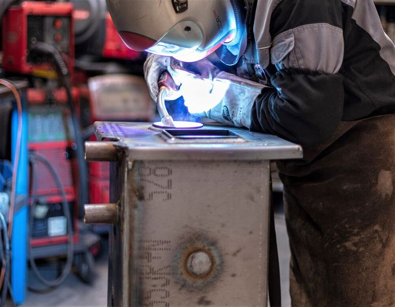 Schwierige Eckverbindungen werden nach der Roboterschweißung per Hand und unter Einsatz der Transsteel-Pulse nachgearbeitet. (Fronius)