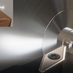 Durch die Kühlung direkt am Span reduziert sich die Duktilität des Spans (starke Abkühlung), infolgedessen bricht er leichter, zudem spült der Kühlstrahl die Späne sicher weg. (Bild:  Bimu)