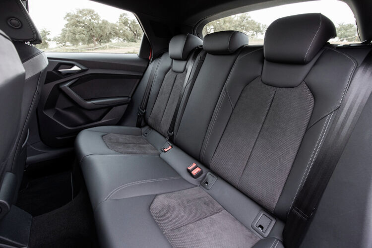 Auch hinten profitieren Mitfahrer vom etwas gewachsenen Innenraum. (Audi)