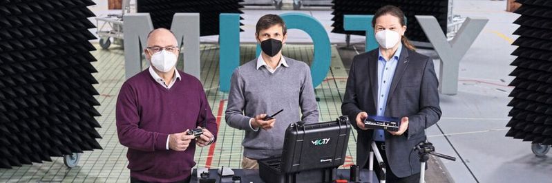Gewinner des Joseph-von-Fraunhofer-Preises: Für das marktreif entwickelte Funkübertragungssystem Mioty wurden Prof. Michael Schlicht, Josef Bernhard und Dr. Gerd Kilian (v.l.n.r) ausgezeichnet. Gewinner des Joseph-von-Fraunhofer-Preises: Für das marktreif entwickelte Funkübertragungssystem Mioty wurden Prof. Michael Schlicht, Josef Bernhard und Dr. Gerd Kilian (v.l.n.r) ausgezeichnet.