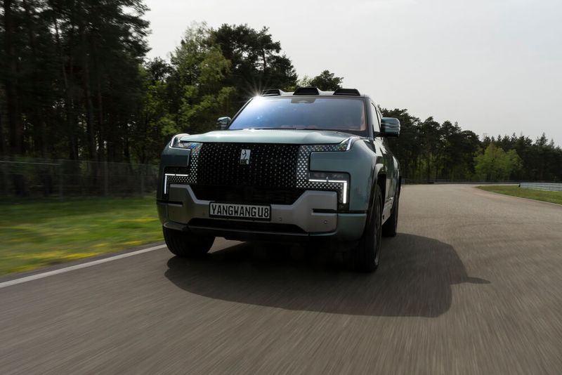 Mit dem gewaltigen Luxus-SUV U8 baut die BYD-Edeltochter Yangwang ein Auto, das für alle Hersteller in diesem Segment zur Drohkulisse werden könnte. (Bild: Harald Dawo/BYD)