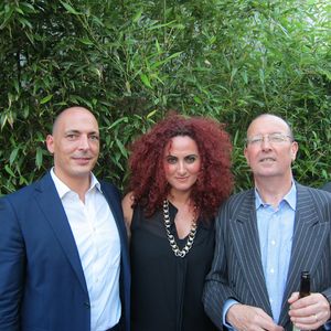 Besa Agaj, IT-BUSINESS, mit dem Wick-Hill-Geschäftsführer Helge Scherff und -CEO Ian Kilpatrick(Bild: IT-BUSINESS)