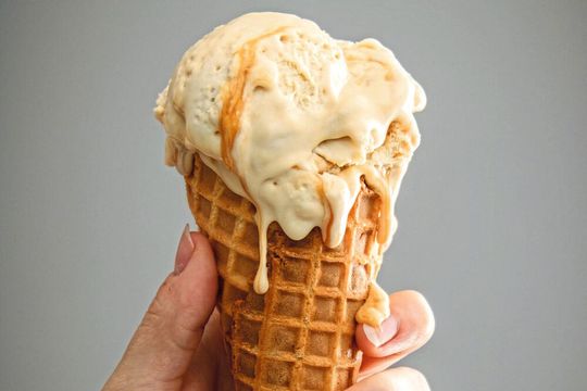 Eis gibt es nicht nur in verschiedenen Geschmacksrichtungen, sondern auch mit gänzlich verschiedenen Rezepturen – etwa mit zugesetzten Phenolen, die ein Schmelzen verhindern (Symbolbild).(Bild:  gemeinfrei, Dana DeVolk / Unsplash)