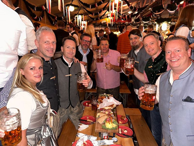 (v. l.) Bettina Roderhoff (Samsung), Björn Siewert und Markus Hollerbaum (S&K), Dirk Schäfer und Harald Krekeler (Samsung), Markus Feyrer und Christian Helisch (S&K) und Ralf Schweitzer (GSD) (Bild: Vogel IT-Medien GmbH)