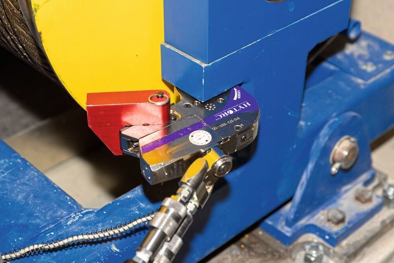 Hydraulisches, prozesssicheres und dokumentiertes Verschrauben der M30-Schraubverbindungen an den Winden mit 1430 Nm nach der Montagemethode DGS (=drehmomentgesteuert - streckgrenzüberwacht). (Hytorc)