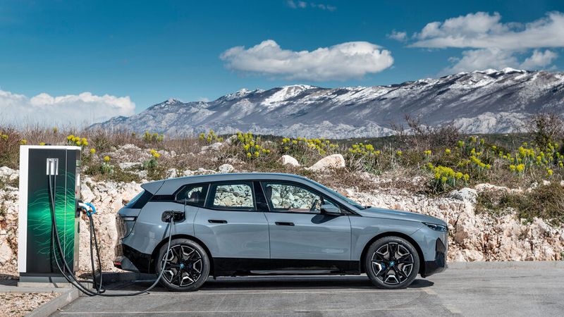 Die Batterie ist mehr als 100 kWh groß. (Bild: BMW)