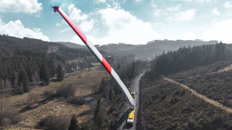 86 Meter lang: Die Rotorblätter des Typs E-175 EP5 E1 stellen höchste Anforderungen an Transportlogistik und Streckenplanung.(Bild:  TII-Group)