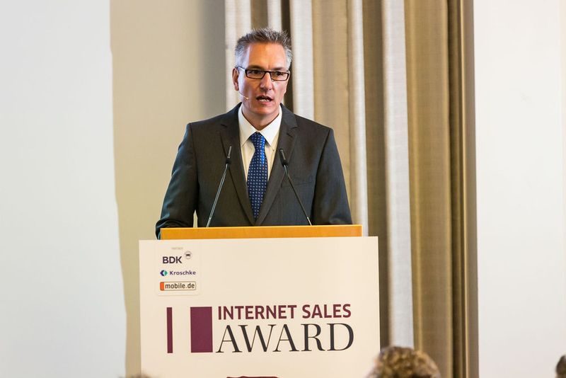 »kfz-betrieb«-Chefredakteur Wolfgang Michel stellte anschließend die zehn Topplatzierten des diesjährigen Internet Sales Awards vor. (Stefan Bausewein)
