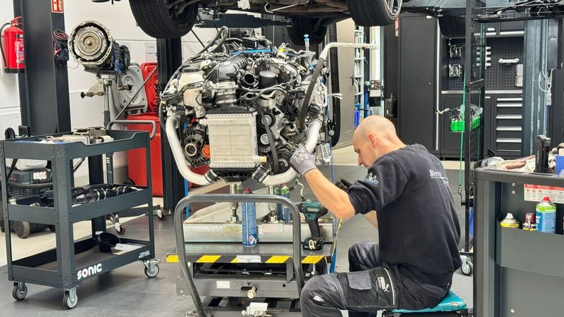 Wer hier Kunde ist, kann sich auf echte Markenexpertise freuen. Schließlich wird hier an nichts anderem Hand angelegt und die Mechaniker wissen, was sie tun. (Bild: Schreiner – VCG)