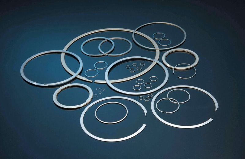 Die Spirolox-Sicherungsringe von TFC bestehen aus gewalztem Flachdraht und bieten den Konstrukteuren medizin- und dentaltechnischer Baugruppen einen entscheidenden Vorteil: Sie bilden einen 360° bündigen Kreis und beanspruchen darüber hinaus keinen weiteren Platz.  (Bild: TFC/Smalley)
