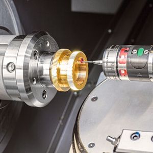 Benzinger nutzt außerdem den Werkstück-Messtaster TC52 von Blum. Hier im Einsatz in einer Drehmaschine. Es wird aber auch in 5-Achs-Bearbeitungszentren installiert.