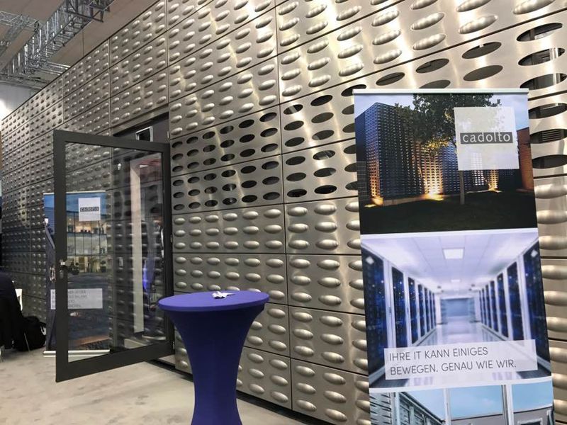 Cadolto zeigt ein Rechenzentrumsfertigbau, hier mit attraktiver Aluminium-Außenhülle. Transportiert wird das Datacenter in einem Stück.  (IT-BUSINESS)