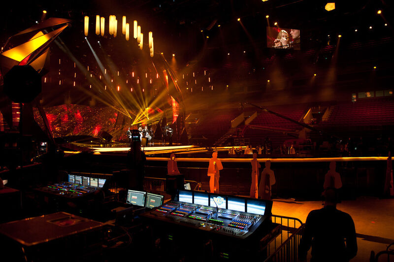 Ein Blick über zwei Midas XL8 auf die Bühne mit dem dänischen ESC-Beitrag (Eurovision Song Contest)