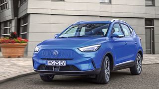 Mit dem ZS EV war MG in Deutschland gestartet. Inzwischen hat das Modell ein Facelift erhalten. Außerdem gibt es eine Verbrennerversion. Im März wurden fast 900 ZS neu zugelassen. (Bild: MG)