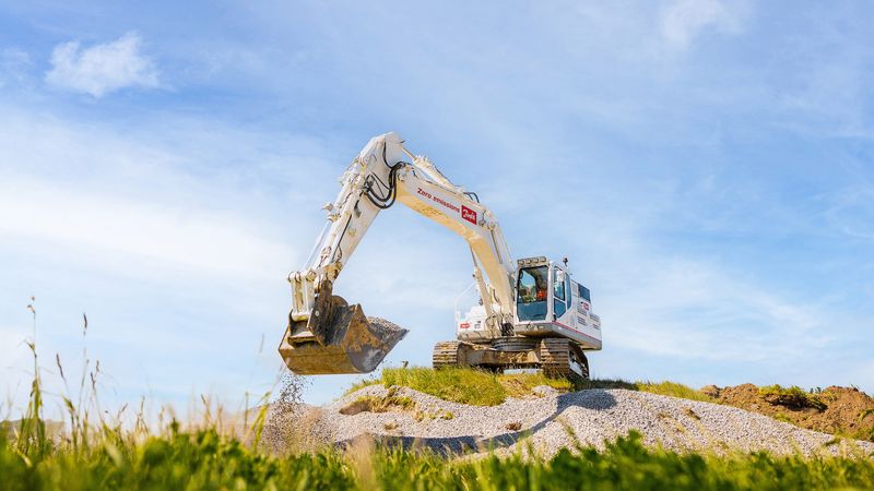 Mit dem Dextreme-Max-System von Danfoss benötigt dieser batterieelektrische Bagger in einem repräsentativen Arbeitszyklus-Mix 35 Prozent weniger Energie, was die Batterielaufzeit um gut die Hälfte verlängert. (Bild:  Danfoss Power Solutions)