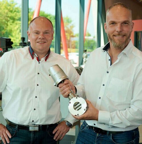 Dr. Rainer Klock from thyssenkrupp At.Pro tec (right) with Marcel Mokosch from Schubert & Salzer Control Systems (left).(Source:  Schubert & Salzer Control Systems)