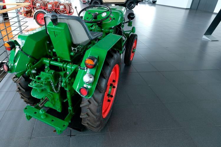 Bei diesem „T7“ handelt es sich genauer gesagt um einen „T7E“, eine besonders bei Gärtnern beliebte schmale Variante des Kleintraktors. Die maximale Breite beträgt gerade einmal 73 Zentimenter. (Lorinser)