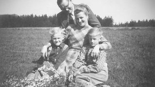 Haben Sie ihn erkannt? – Richtig – links der Blonde, das ist Dietmar Harting. Daneben sein Bruder Jürgen und die Eltern Marie und Wilhelm. Am 15. September 2019 wurde der langjährige Vorsitzende der Harting Technologiegruppe 80 Jahre alt.  (Harting)