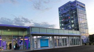 Je 27 Fahrzeuge passen in die mittlerweile knapp 40 Auslieferungstürme von Carvana. Entwickelt und gefertigt werden die Türme von Nussbaum Automotive Solutions in Gastonia bei Charlotte, North Carolina, in den USA.  (Bild: Nussbaum Automotive Solutions)