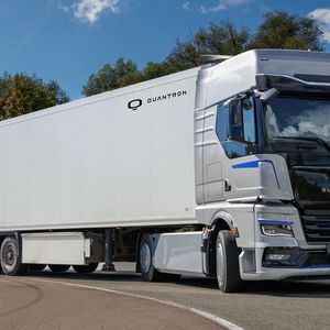 Der QHM FCEV von Quantron fährt mit Wasserstoff und soll nächstes Jahr ausgeliefert werden.(Bild:  Quantron)