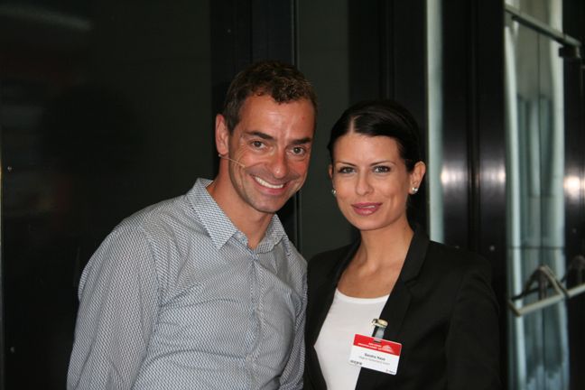 Moderatorin Sandra Haus von Magirus mit Keynote Speaker Andreas Niedrig (Archiv: Vogel Business Media)