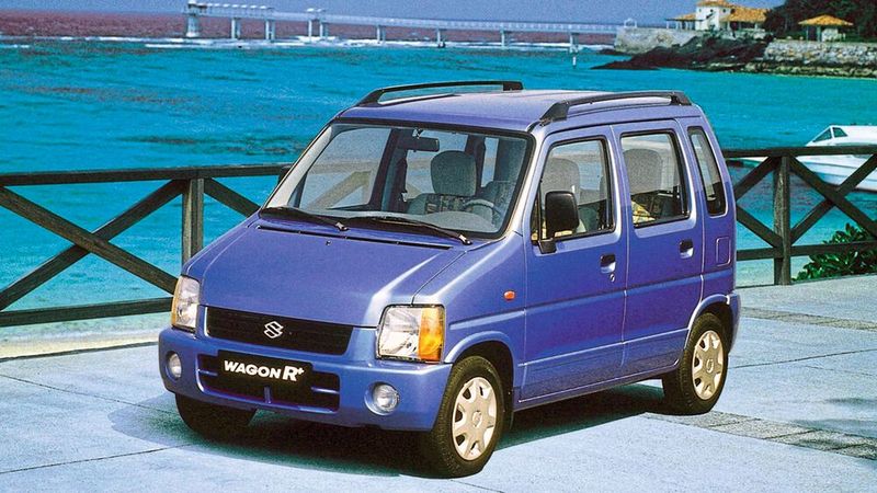 1997 erschließt Suzuki das nächste Segment: Der Wagon R+ debütiert auf dem Genfer Auto-Salon. Er vereint die Variabilität eines Vans mit den typischen Vorzügen eines Kleinwagens. Der Microvan ist optional mit Allradantrieb ausgestattet. Es gibt ihn als Benziner mit zwei Motorvarianten und ab 2003 mit einem Dieselmotor. Mehr als 2,5 Millionen Einheiten werden bis März 2006 allein in Japan verkauft.  (Bild: Suzuki)