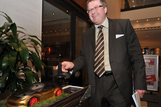 Siegfried Heer (Geschäftsführer Innung Heilbronn) an der Geschicklichkeitsprüfung. (Zietz)