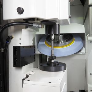 Bild 2: Die Rundschleifmaschine arbeitet nach dem Schrägeinstichverfahren. 