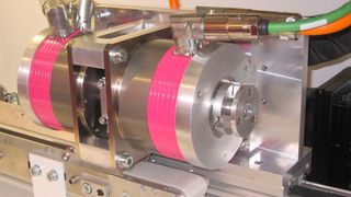 Der RS Multicut OC-15 wird von Schlicht als eine neuartige, revolutionäre On-fly-Schneidtechnik für Durchmesserbereiche bis 15 mm beschrieben. Speziell fürs Schneiden von Benzinleitungen sowie kleine Rohre, die ein sauberes Schnittbild brauchen. Fakuma, Halle A6 am Stand 6111. (Schlicht)