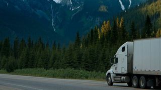 Um die Transportlogistik nachhaltiger zu gestalten und Leerfahrten zu reduzieren, setzt das Forschungsprojekts »KITE« künstliche Intelligenz (KI) im Transport zur Emissionsreduktion ein. (Bild: gemeinfrei)