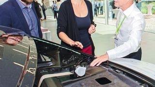 Der Technologiedemonstrator stellt das Rückwandoberteil einer Fahrzeugkarosserie dar. Die Thermoplastische-Sandwichstruktur besteht aus recycelten Kohlenstofffasern und wiederaufbereitetem Spritzgießgranulat. (TUD/ILK)