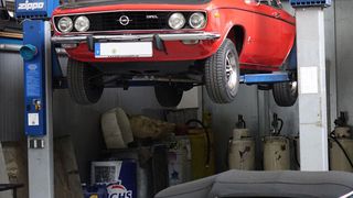 Auch die automobilen Schätzchen, wie dieser Manta A, müssen irgendwann der Werkstatt einen Besuch abstatten. (Schreiner/»kfz-betrieb«)