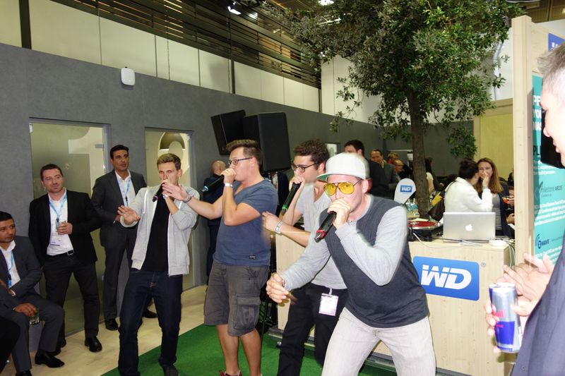 (v. r.) Beatbox Battle Gründer Bee Low mit seinen Kollegen heizten die Gäste ein (Bild: IT-BUSINESS)