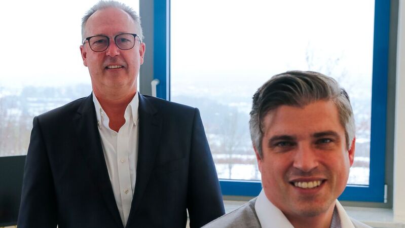 Staffelübergabe: Der ehemalige Werbas-Inhaber und -Vorstand Harald Pfau (li.) mit seinem Nachfolger Dennis Koblowsky.