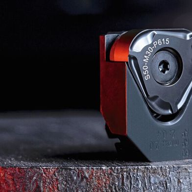 «MaxiTurn – EcoPeel» teilt den Span gezielt auf zwei Schneiden auf – für höhere Prozesssicherheit, längere Standzeiten und konstante Oberflächen beim Schäldrehen. (Bild: Ceratizit)