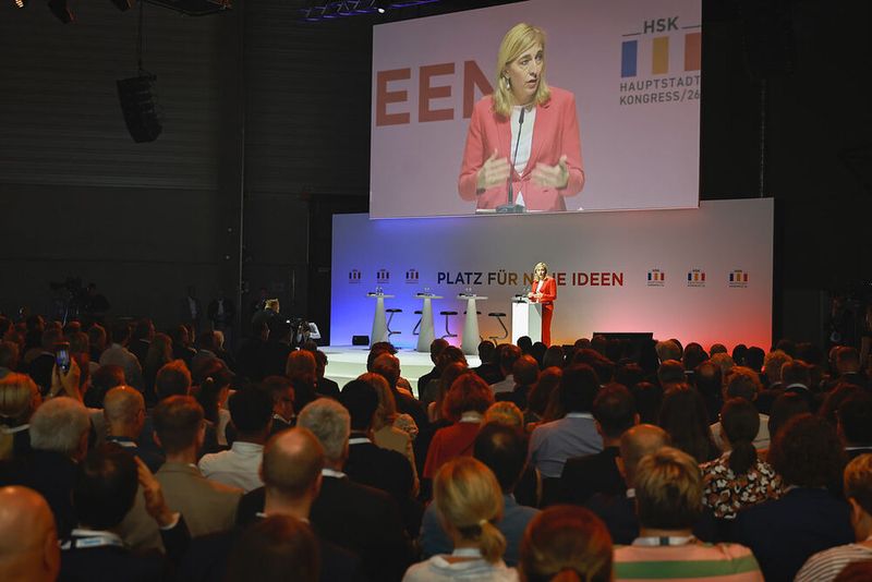 Bei der Eröffnungskeynote der Bundesgesundheitsministerin Nina Warken waren sämtliche Plätze vor der Mainstage restlos besetzt. (Bild: KreativMedia / Marten Ronneburg)
