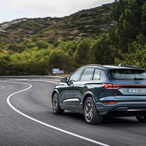 Eine ausgeprägte Kante an der C-Säule verschafft dem neuen Audi Q6 E-Tron ein breites Kreuz.(Bild:  Audi AG)